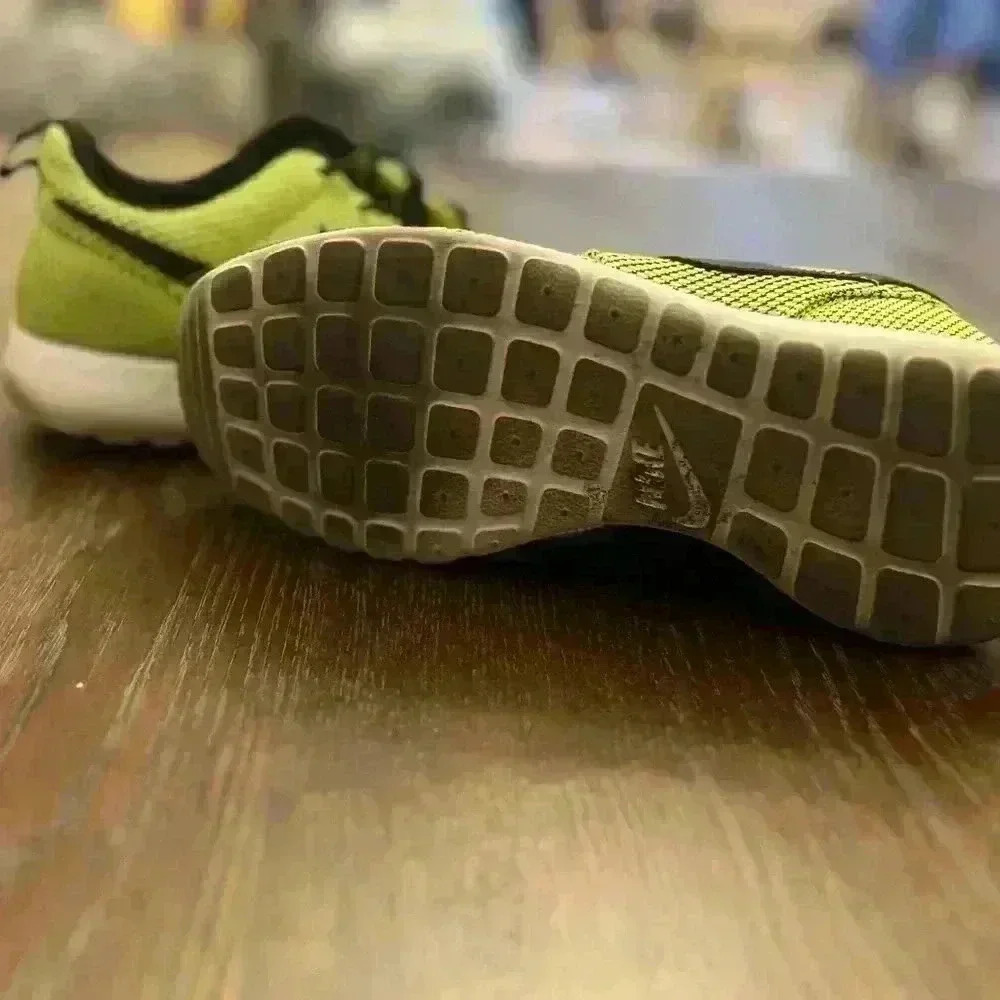 Nike Roshe One GS Youth Size 6.5Y Volt Yellow Shoes - Picture 4 of 5